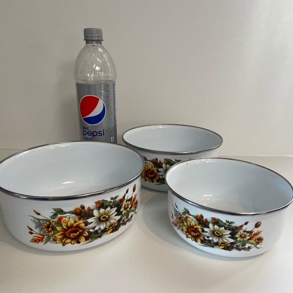 Small Vintage Pots - Picture 3 of 4